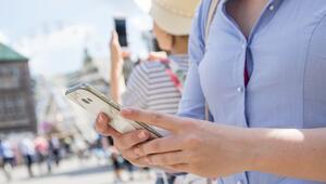 Zwei Frauen mit ihrem Smartphone im Urlaub