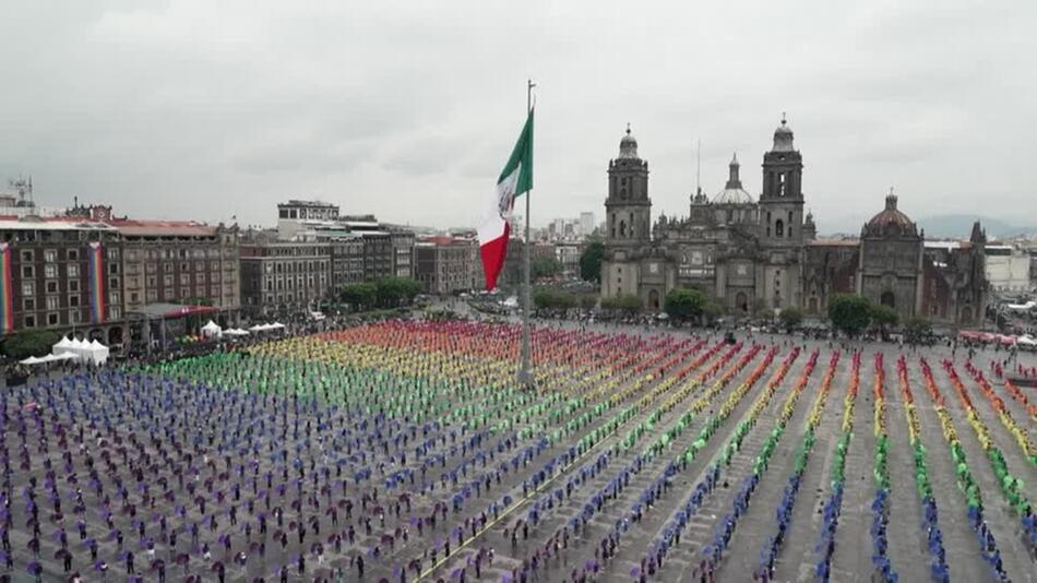 Riesen-Regenbogen für Vielfalt in Mexiko
