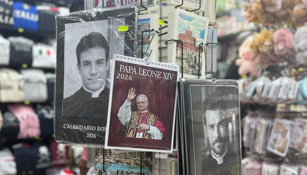 Kalender mit Papst und Priestern