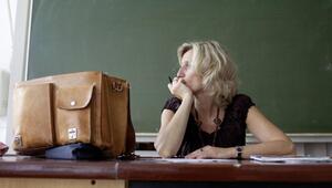 Lehrerin schaut zur Seite 