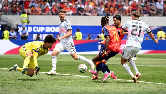 Belgien-Torwart Senne Lammens kann den Ball nicht festhalten, Mikel Merino staubt ab.