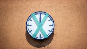 Eine Wanduhr ist mit Tape abgeklebt