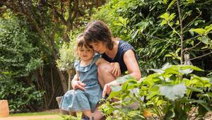 Eine Frau mit einem Kind im Garten