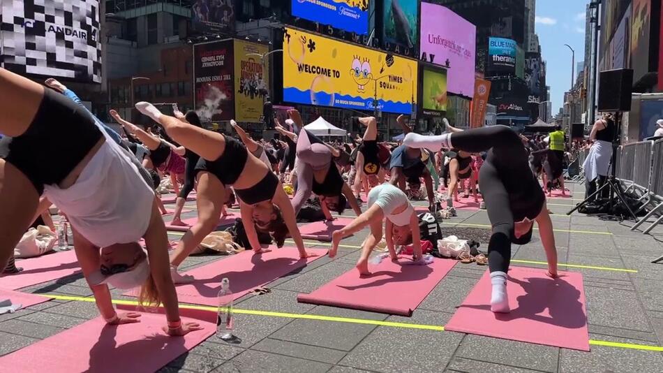 Trotz Hitzewelle: Massen-Yoga mitten auf New Yorks Times Square