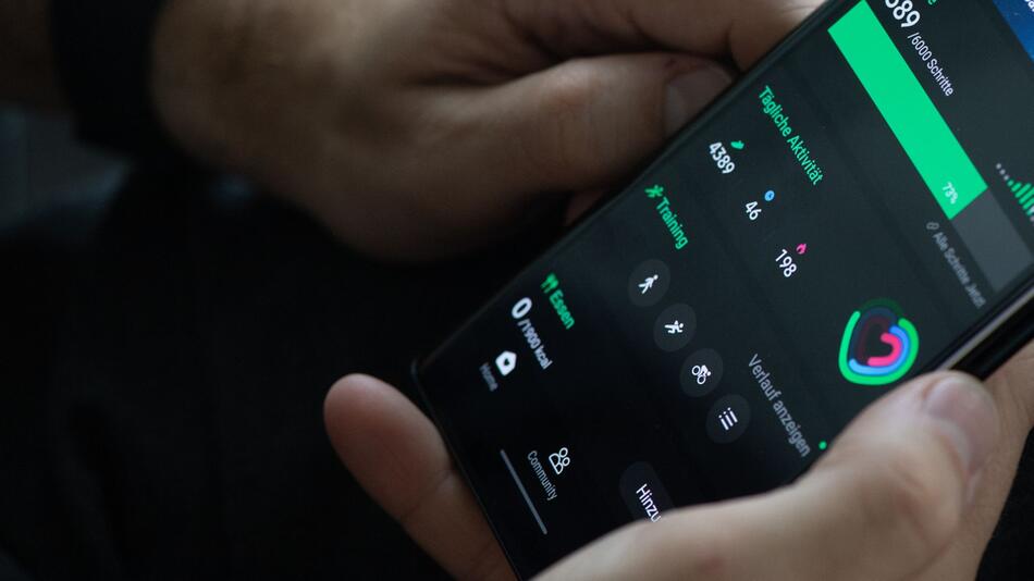 Mann schaut in einer App auf die Gesundheitsdaten