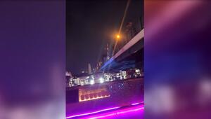 Dinner vom Buffet geholt: Ausflugsschiff bleibt unter Brücke hängen