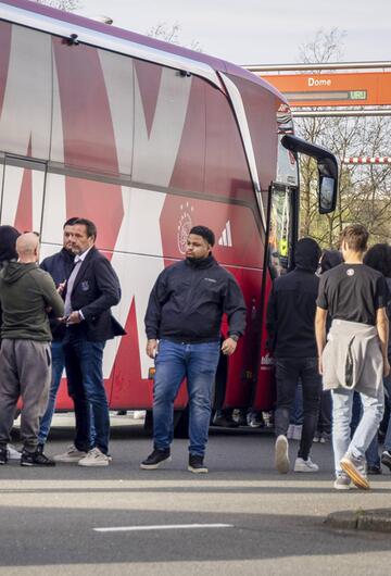 Die Ultras von Ajax Amsterdam konfrontieren die Mannschaft nach dem Spiel