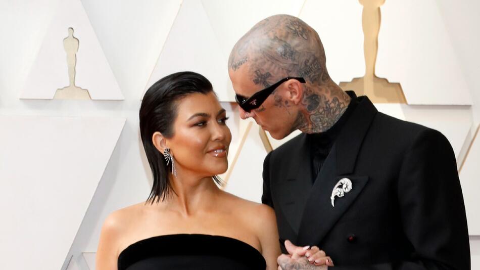 Kourtney Kardashian und Travis Barker sind seit 2022 verheiratet und haben einen gemeinsamen Sohn.