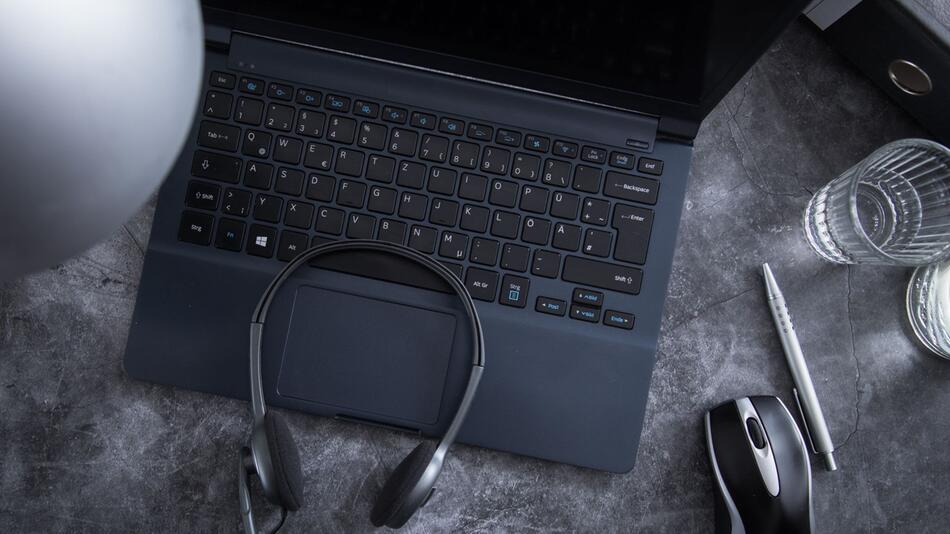 Notebook und Kopfhörer