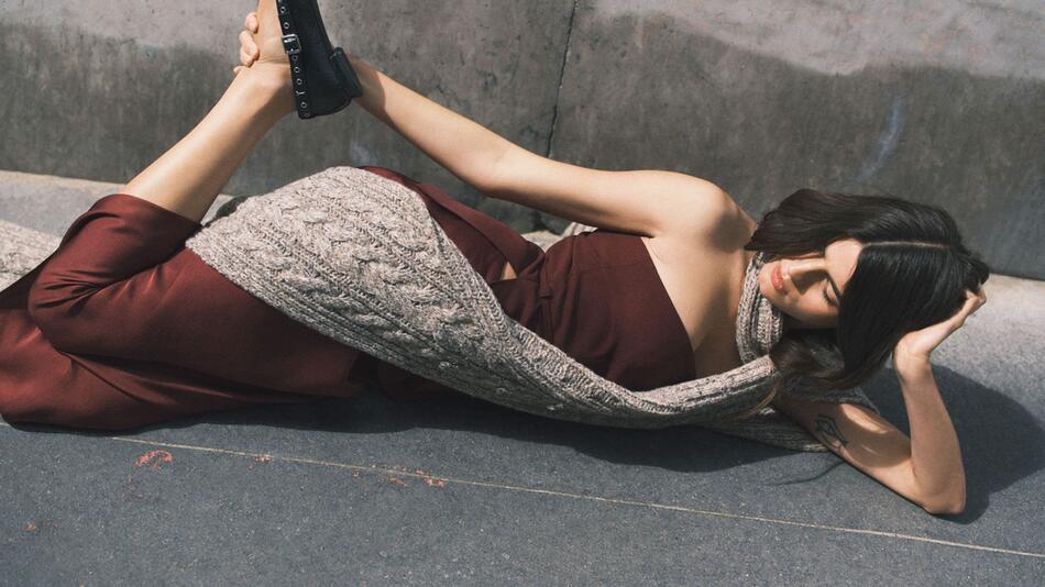 Braunes Kleid mit Grobstrick-Schal von Fabienne Chapot