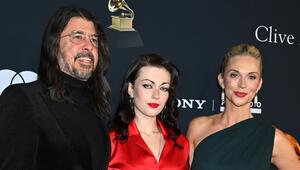 Dave Grohl mit seiner Tochter Violet und seiner Ehefrau Jordyn (v.l.n.r.) bei einer Pre-Grammy-Gala.