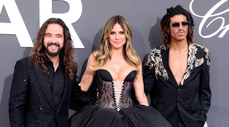 Tom Kaulitz (l.), Heidi Klum und Henry Samuel auf der amfAR-Gala in Cannes im Mai 2026.