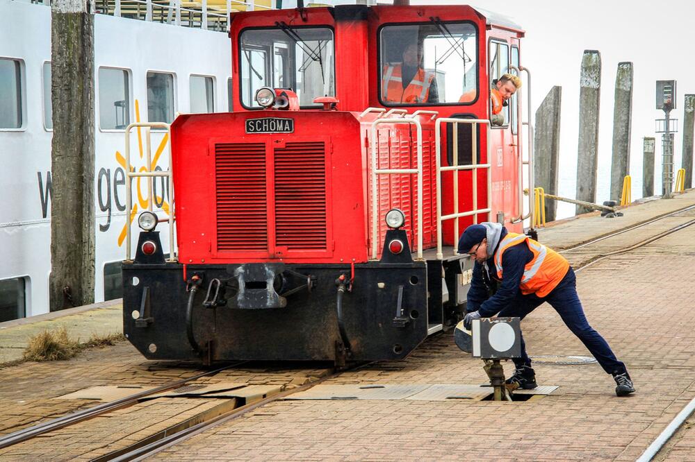 Weichen werden per Hand verstellt