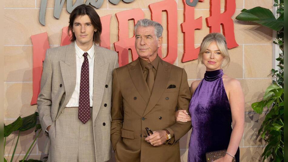 Drei Brosnan-Generationen: Familienoberhaupt Pierce Brosnan mit Sohn Dylan und Enkelin Isabella.