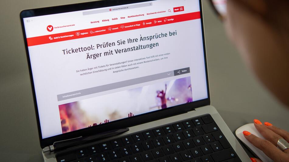 Eine Frau nutzt die Tickettool-Webseite der Verbraucherzentrale