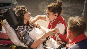 "Die Notärztin: Dramama": Notärztin Dr. Nina Haddad (Sabrina Amali, M.) muss ihre Mutter (Ilknur ...