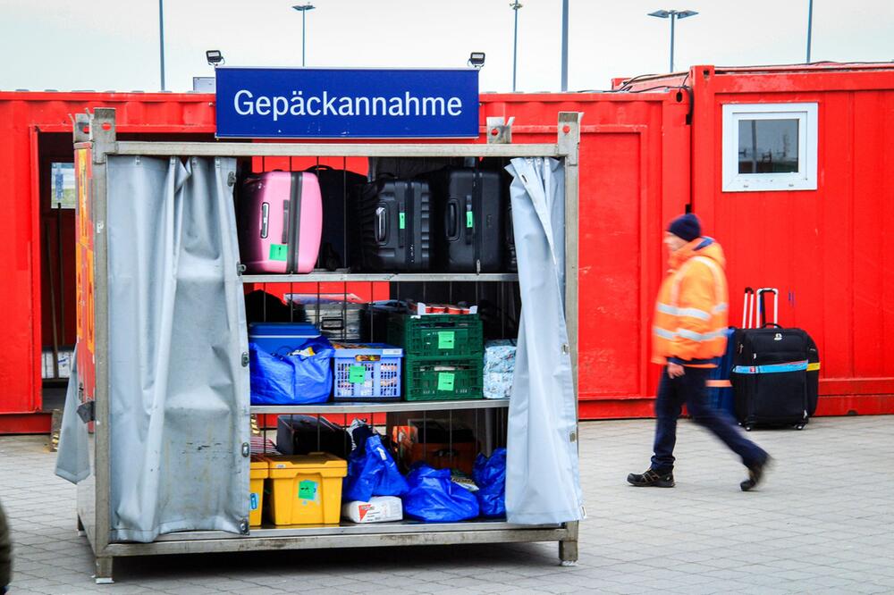 Reisegepäck wird in Containern befördert
