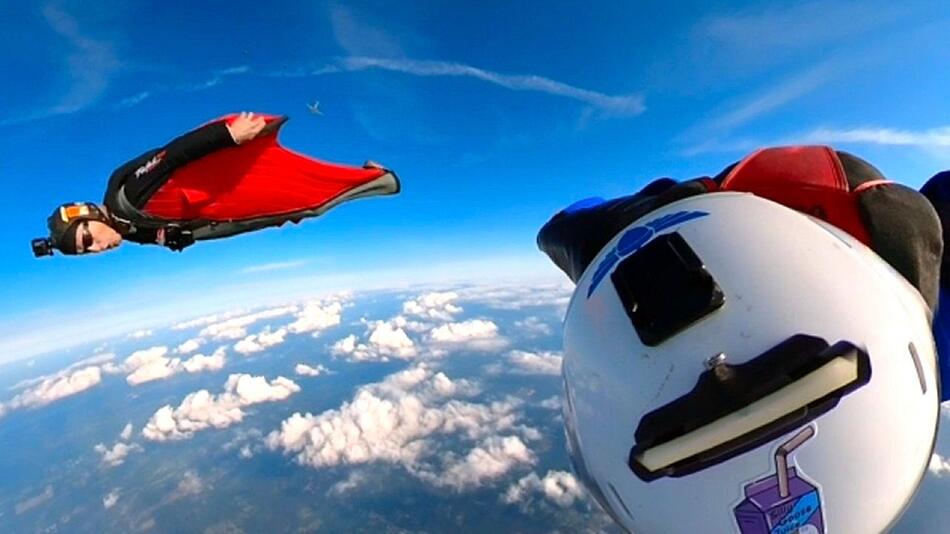 Mitten in der Luft kollidiert: Wingsuit-Crash endet glimpflich