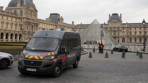 Raubüberfall auf Louvre in Paris