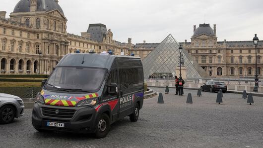 Raubüberfall auf Louvre in Paris