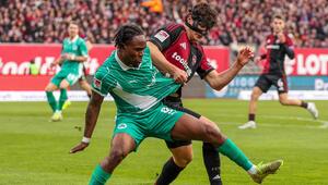 Noel Futkeu und Fabio Gruber kämpfen um den Ball.