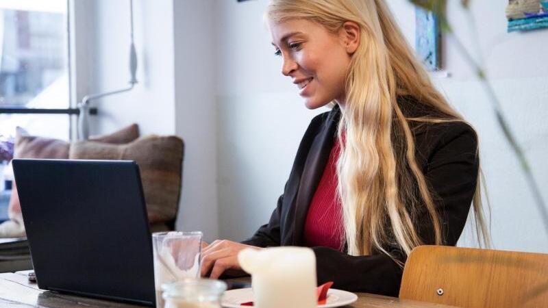 Eine Frau mit einem Notebook