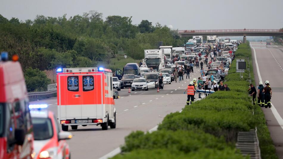 Schwerer Busunfall auf A9