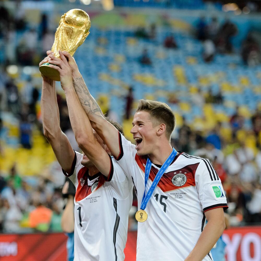 Miroslav Klose und Erik Durm feiern den Endspielsieg 2014 mit dem WM-Pokal