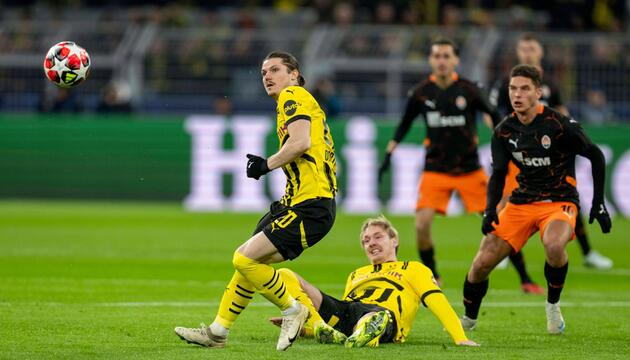 Dortmunds Marcel Sabitzer und Julian Brandt kämpfen um den Ball.