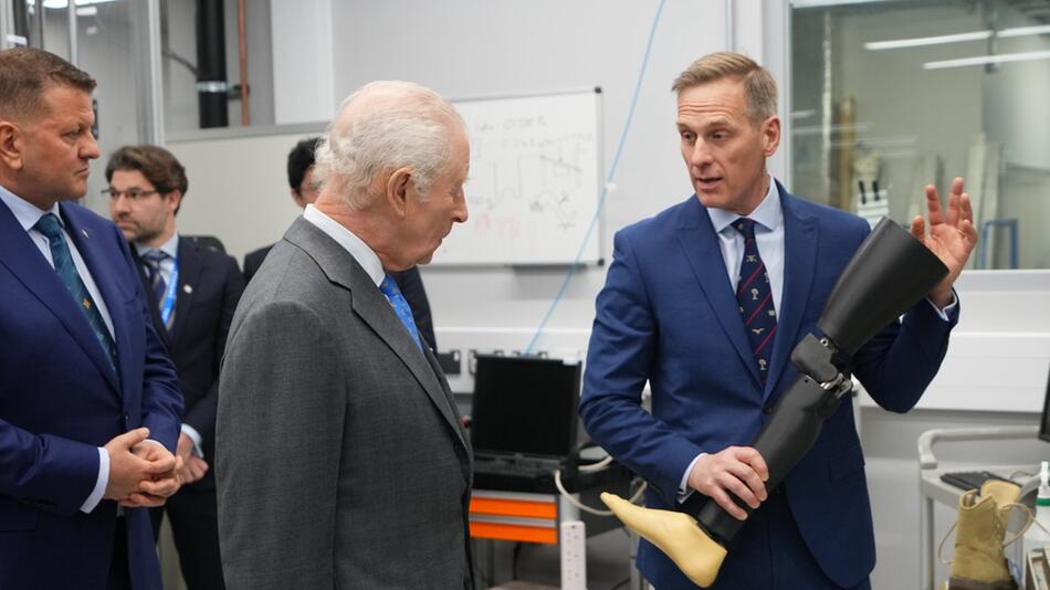 König Charles bei seinem Besuch im Imperial College London.