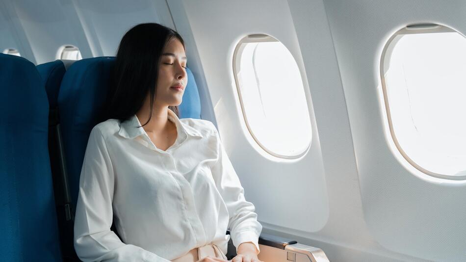 Ausreichend Flüssigkeitszufuhr ist vor, während und nach einem Flug unumgänglich.