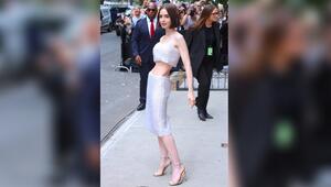 Lily Collins vor der Show von Calvin Klein in New York.