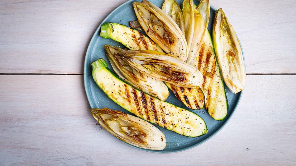 Gegrillte Zucchini und Chicorée