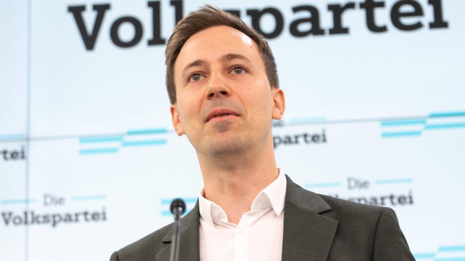 Nico Marchetti auf einer Pressekonferenz