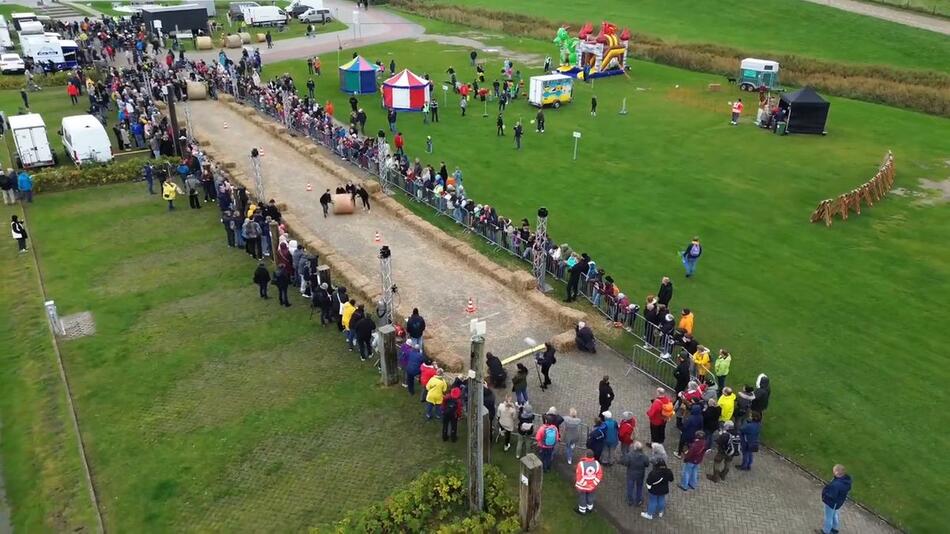 Strohballen-Rollmeisterschaft: Das härteste Rennen Ostfrieslands