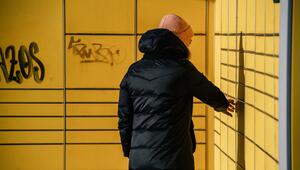 Eine Frau holt ein Paket bei einer Packstation ab