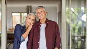 Porträt eines lächelnden reifen Mannes und einer lächelnden Frau. 