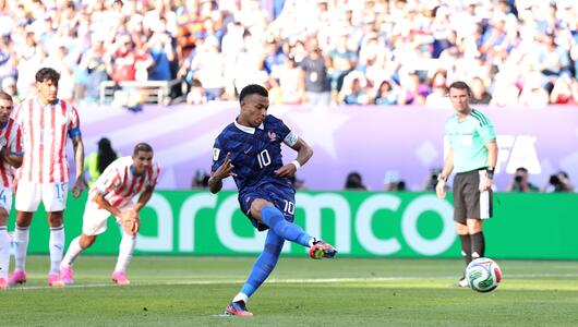 Kylian Mbappé verwandelt einen Elfmeter.