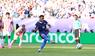 Kylian Mbappé verwandelt einen Elfmeter.