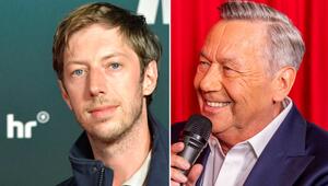 Schauspieler Max Mauff spielt Schlagerstar Roland Kaiser (r.) im Biopic "Roland".