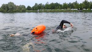 Ein Schwimmer mit einer Schwimmboje im See