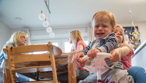 Zwei Kinder streiten sich beim Spielen