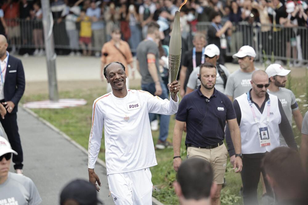 Rapper Snoop Dogg mit der olympischen Fackel