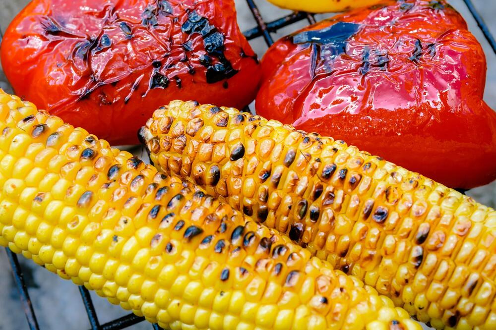 Paprika und Mais auf einem Grill