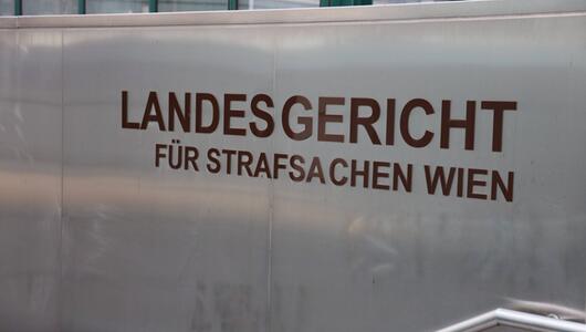 Aufschrift am Landesgericht Wien