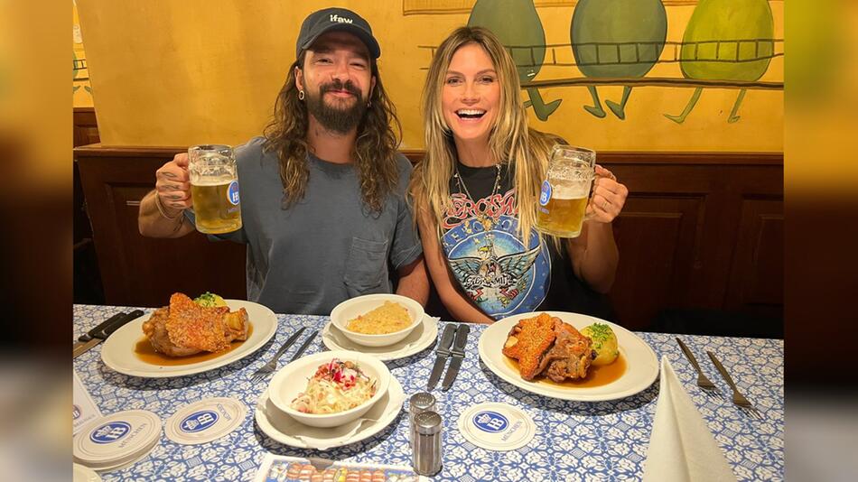 Tom Kaulitz und Heidi Klum gönnen sich im Hofbräuhaus jeweils eine Schweinshaxe samt Bier.