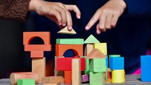 Zwei Kinder spielen zusammen mit bunten Bauklötzen