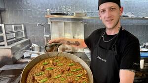 Koch Federico di Franco zeigt im "Llisa Negra" eine Paella