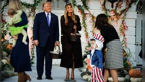 Melania und Donald Trump begrüßen verkleidete Kinder auf dem Südrasen des Weißen Hauses.