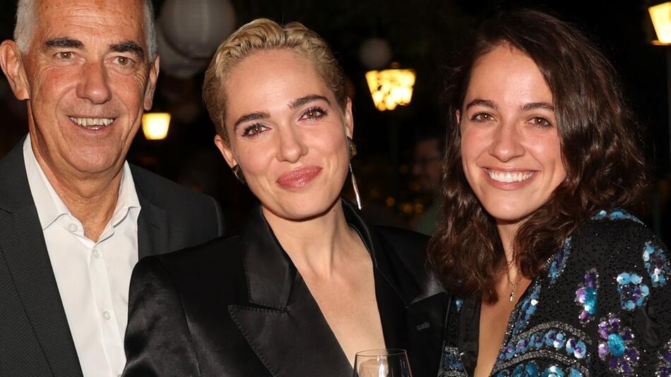 Judith Altenberger (r.) mit ihrer Schwester Verena Altenberger und ihrem Vater bei der ...